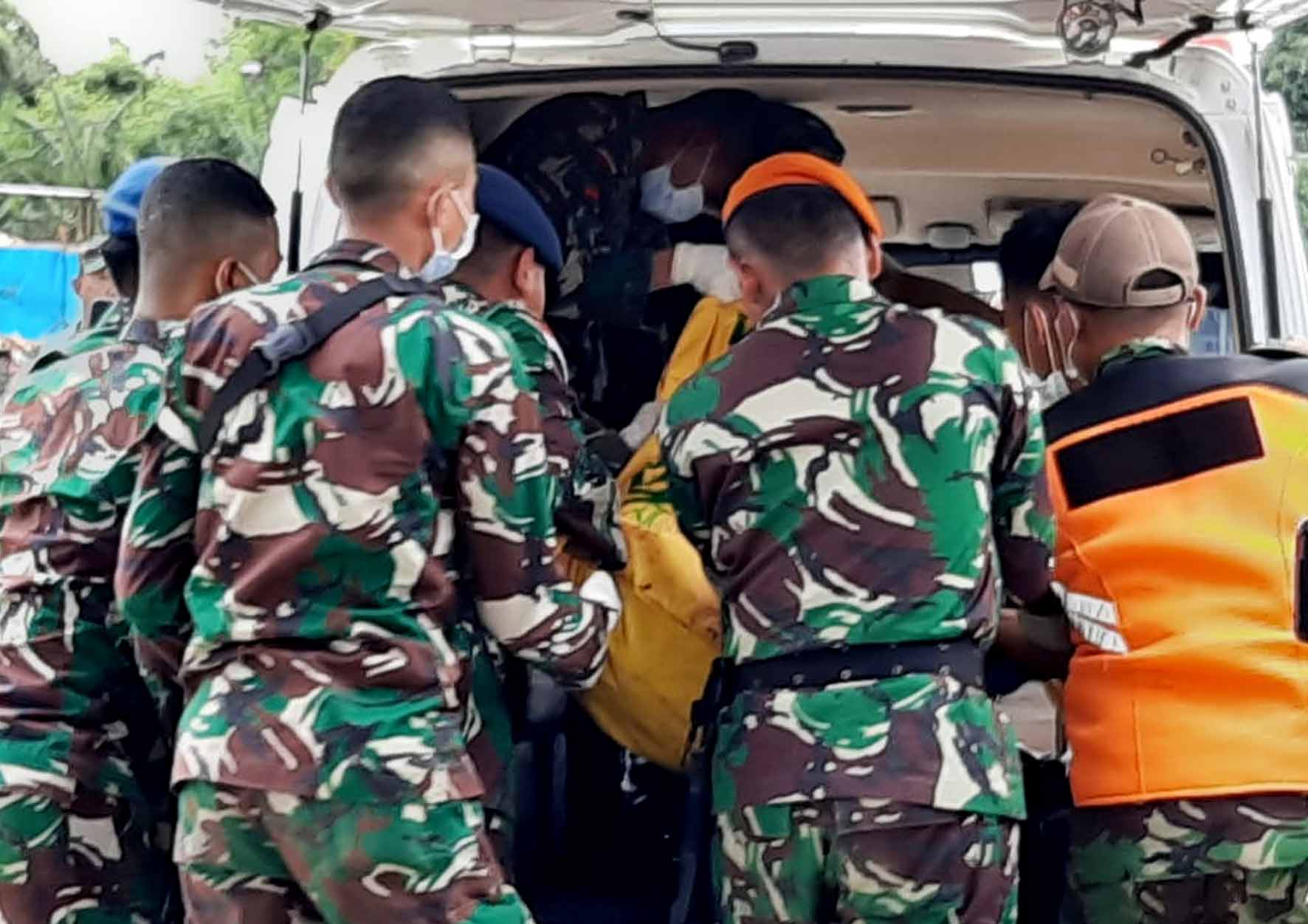 Satgas Pamrahwan Papua Yonko 462 Paskhas Bantu Evakuasi Korban