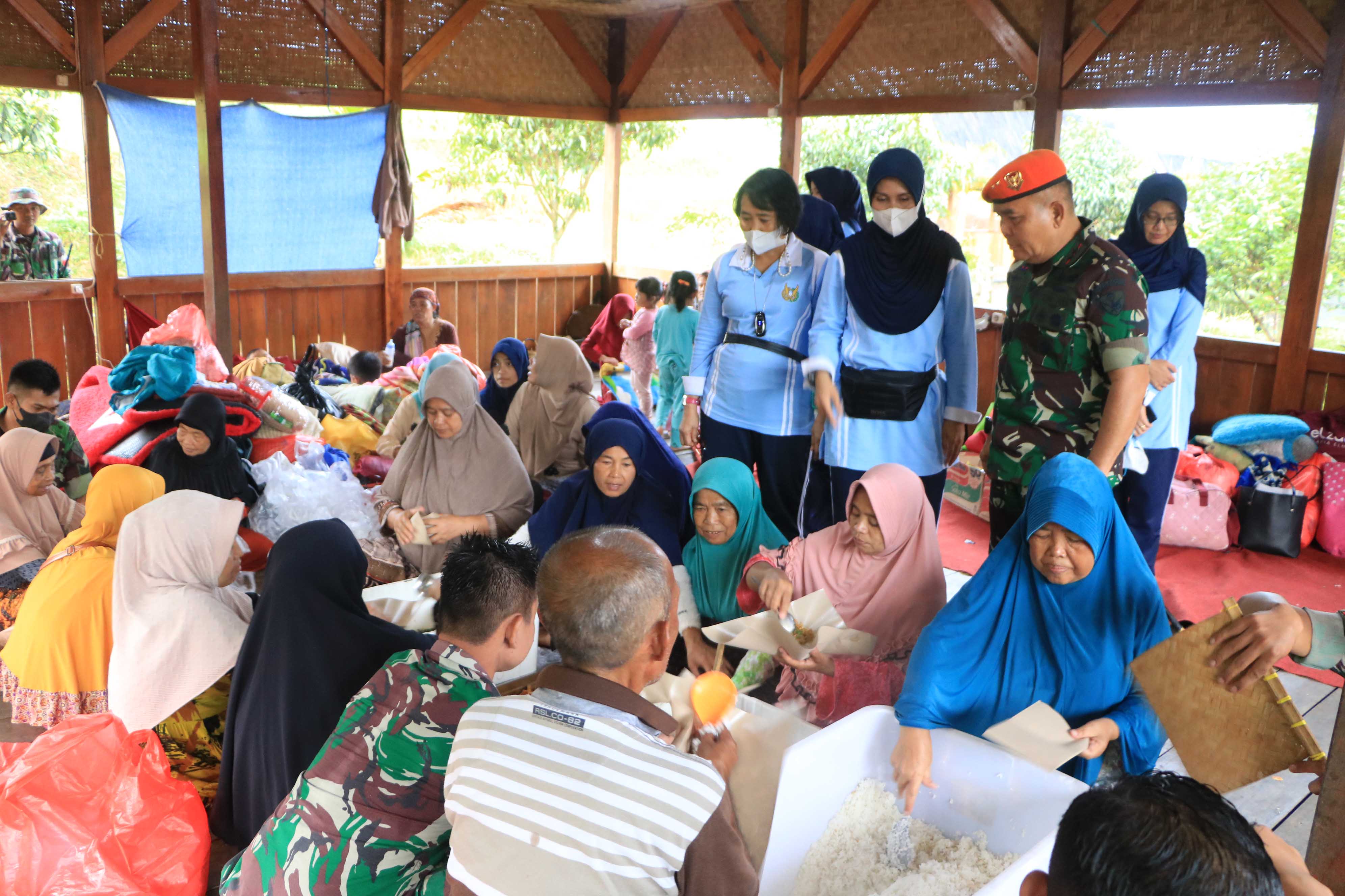 Dankopasgat Kunjungi Posko Kopasgat Tanggap Darurat Korban Gempa Cianjur