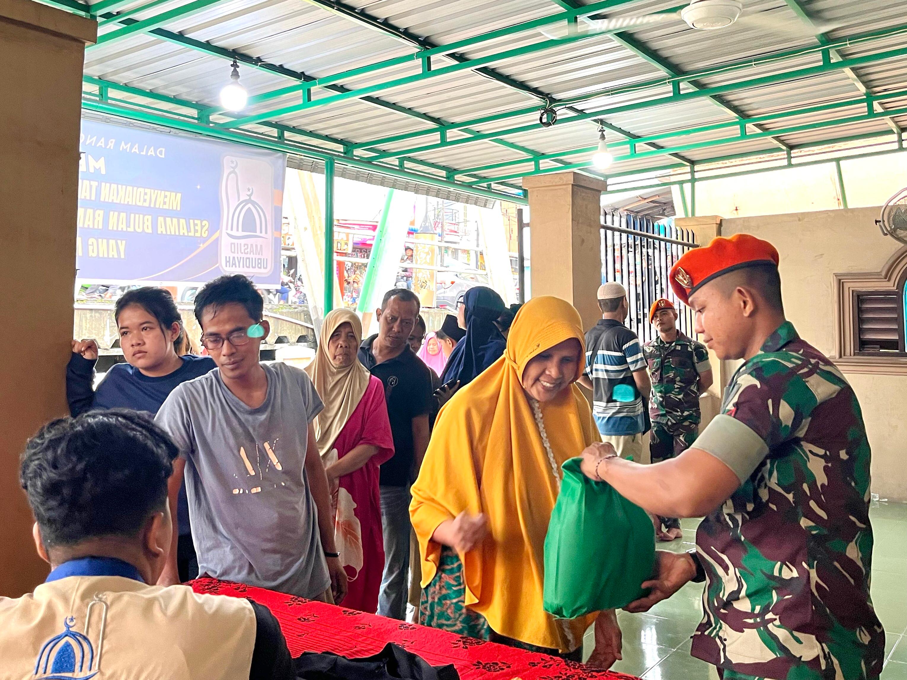Tebar Kepedulian di Bulan Suci Ramadhan Yonko 469 Kopasgat Gelar Bakti Sosial