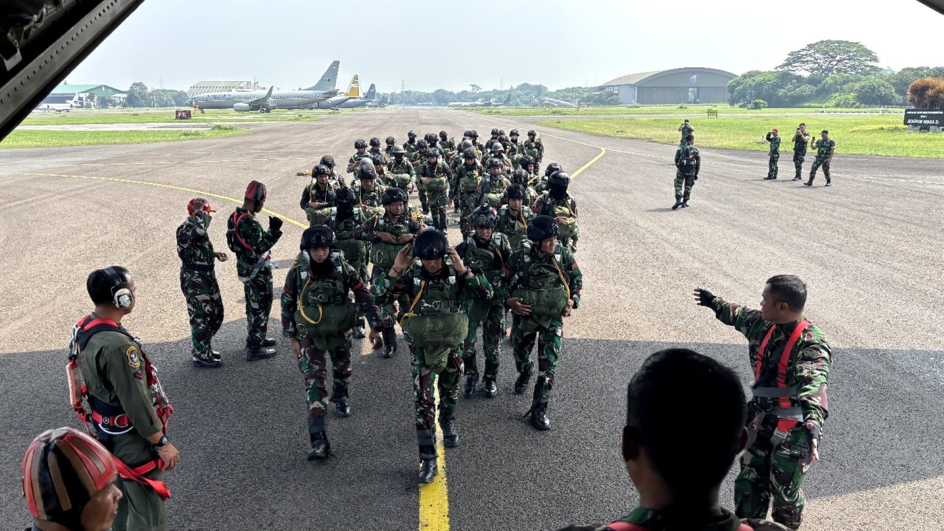 DETASEMEN MATRA 1 WING KOMANDO I KOPASGAT MELAKSANAKAN LATIHAN TERJUN PENYEGARAN