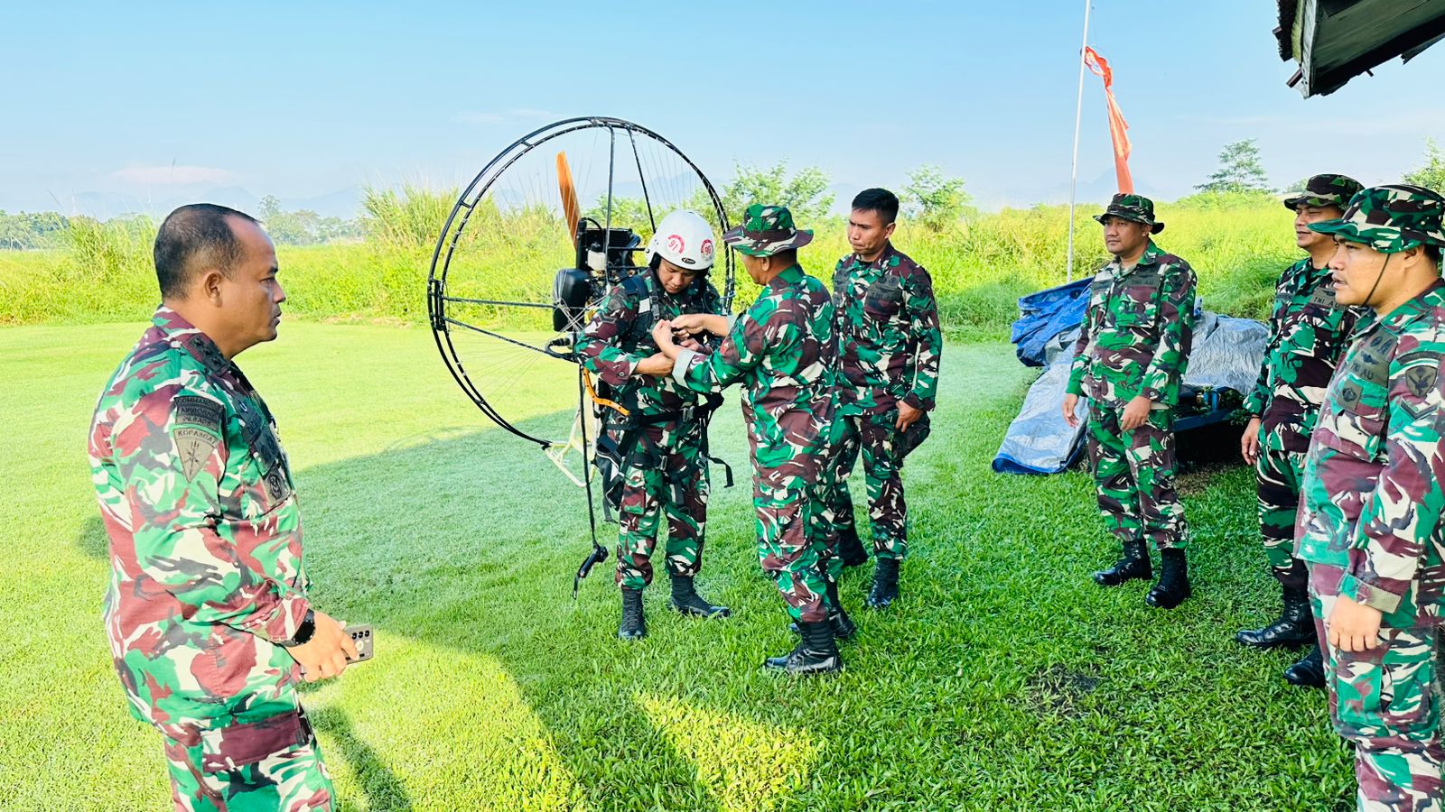 Spotdirga Kopasgat Melaksanakan Latihan Paramotor