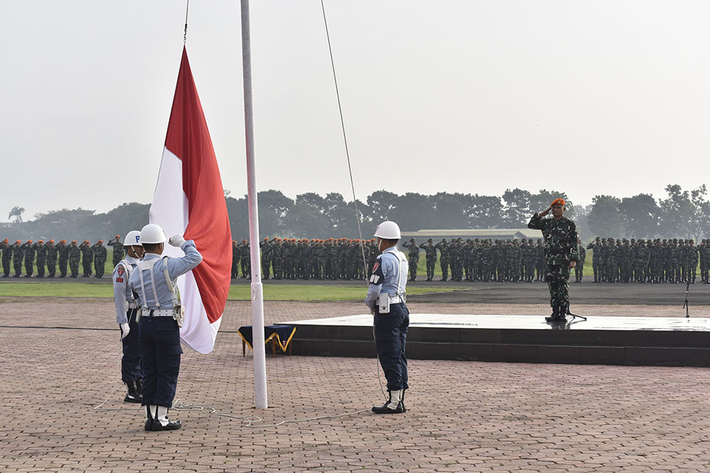 Askomlek Pimpin Upacara Bendera Mingguan di Lapangan Jingga Mako Kopasgat