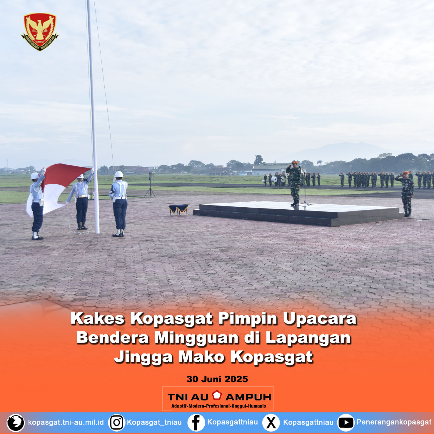 Kakes Kopasgat Pimpin Upacara Bendera Mingguan di Lapangan Jingga Mako Kopasgat