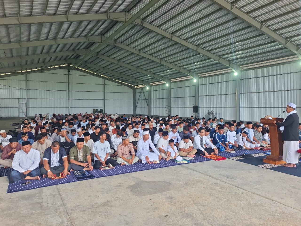 Personel Muslim Denhanud 477 Kopasgat Laksanakan Sholat Idul Adha di Hanggar Timur Lanud Raden Sadjad