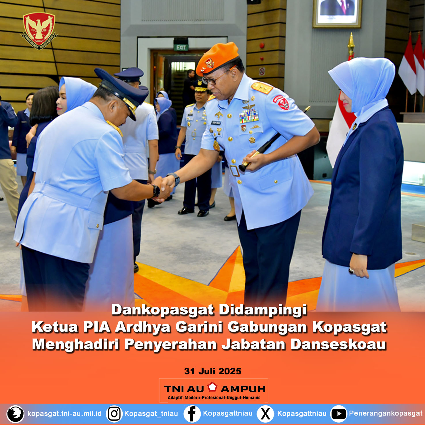 Dankopasgat Didampingi Ketua PIA Ardhya Garini Gabungan Kopasgat Menghadiri Penyerahan Jabatan Danseskoau